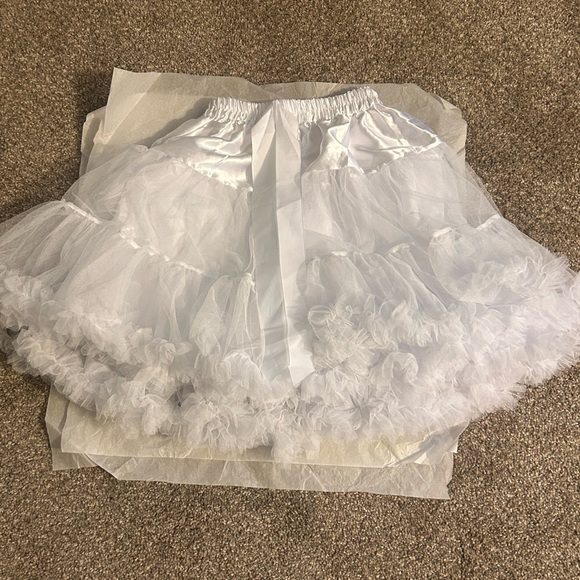 Elegant White Tulle Skirt - Picture 2 of 5